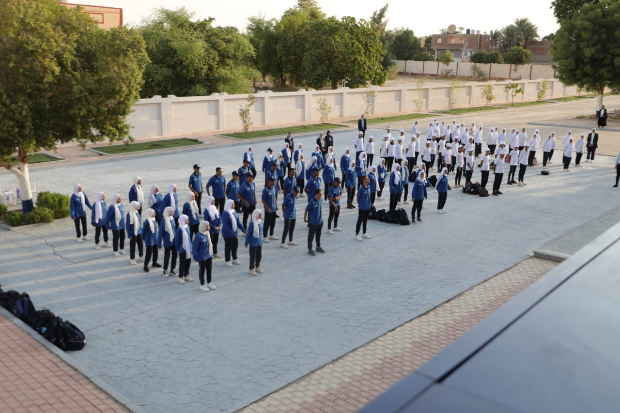 وكيل التعليم بالوادي الجديد يشارك الطلاب تحية العلم