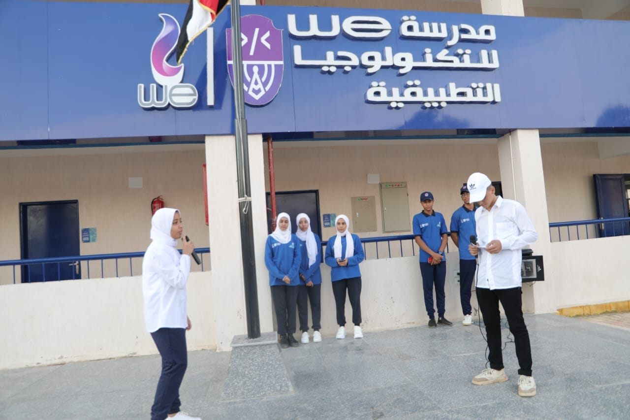 وكيل التعليم بالوادي الجديد يشارك الطلاب تحية العلم