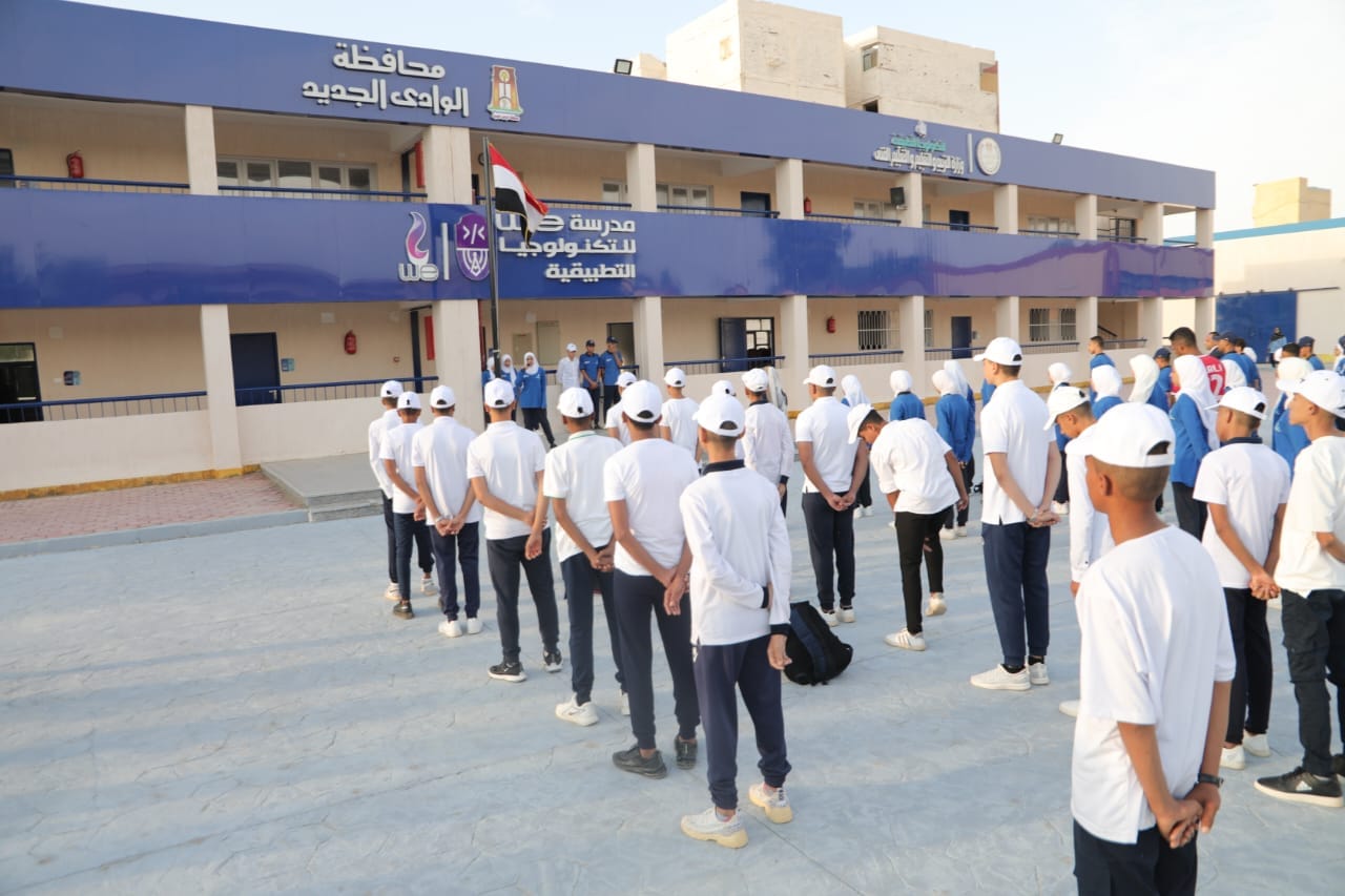 وكيل التعليم بالوادي الجديد يشارك الطلاب تحية العلم