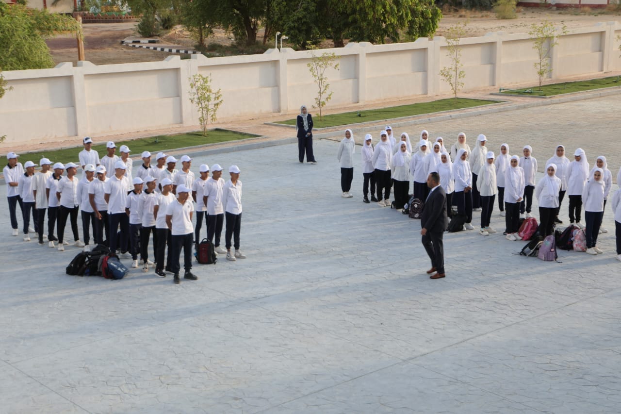 وكيل التعليم بالوادي الجديد يشارك الطلاب تحية العلم