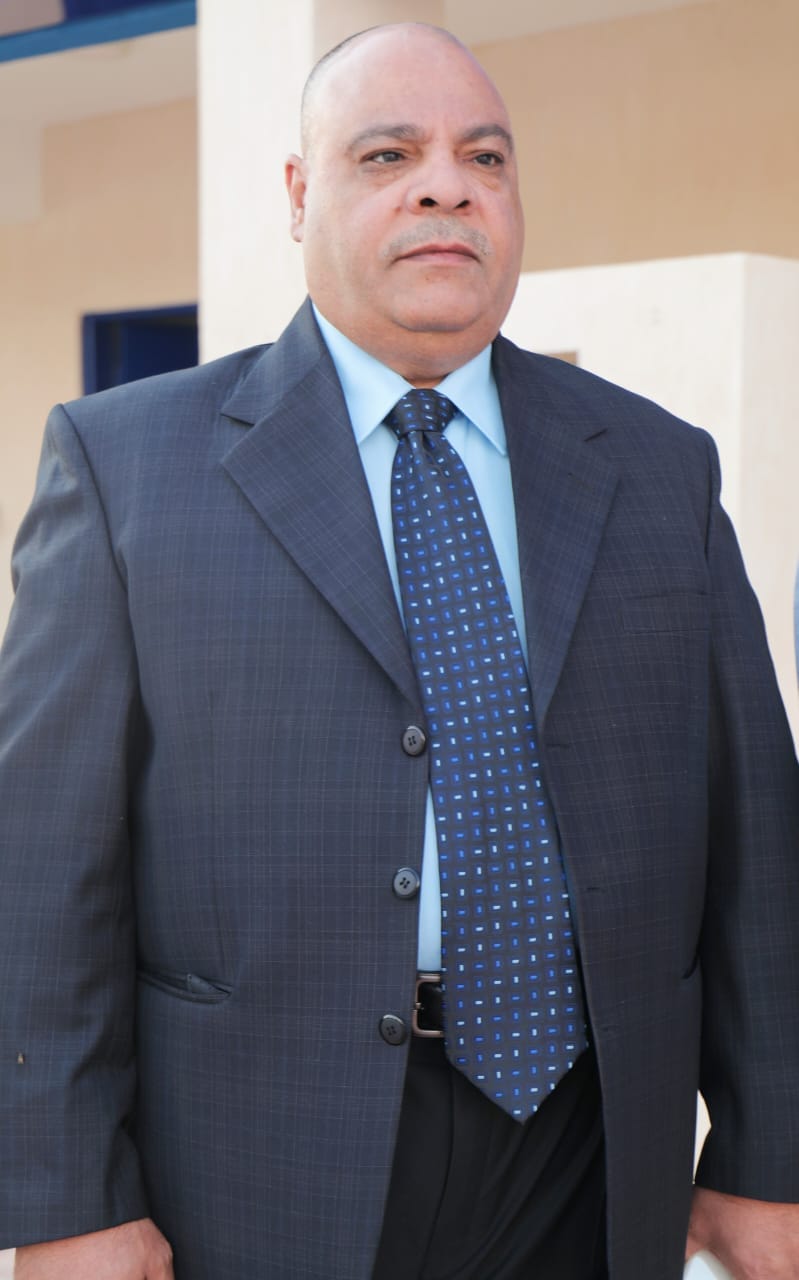 وكيل التعليم بالوادي الجديد يشارك الطلاب تحية العلم