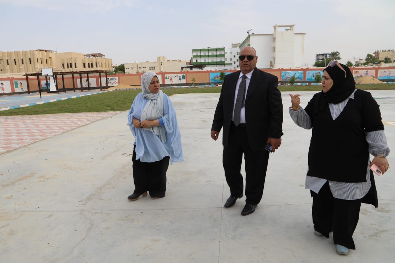 وكيل التعليم بالوادي الجديد يتفقد العمل بالمدرسة الرسمية  الدولية فى الخارجة 