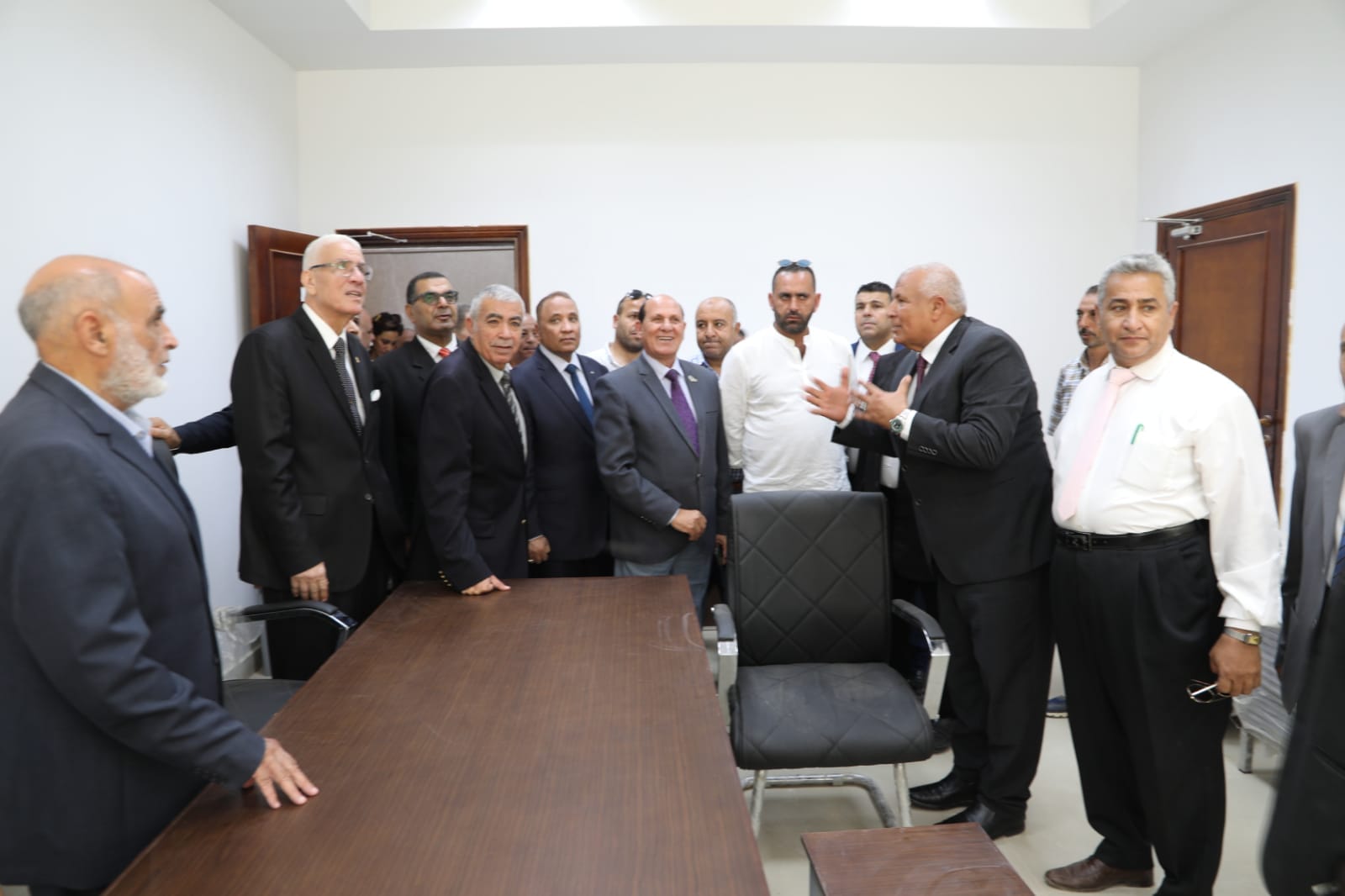 محافظ الوادي الجديد يستقبل المحافظين والقيادات التنفيذية السابقين.. احتفالًا بالعيد القومي الـ64