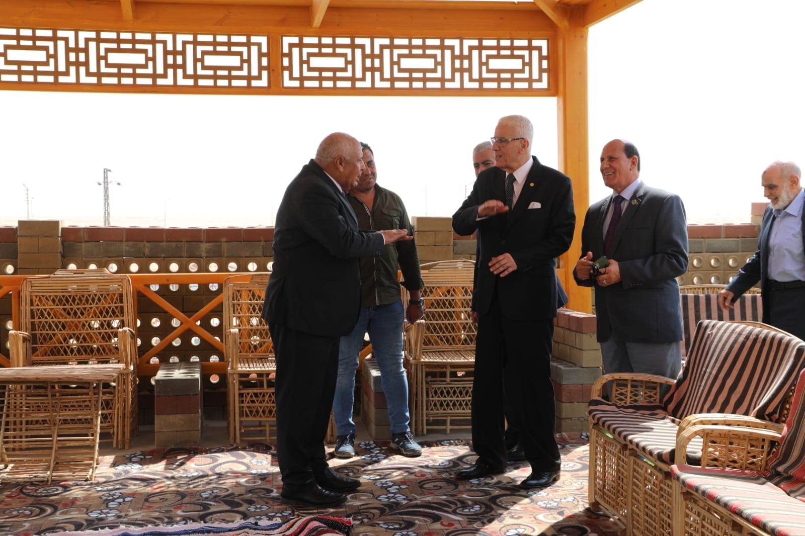 محافظ الوادي الجديد يستقبل المحافظين والقيادات التنفيذية السابقين.. احتفالًا بالعيد القومي الـ64