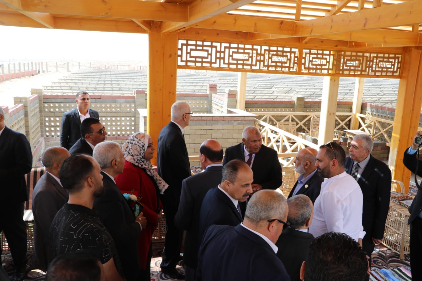 محافظ الوادي الجديد يستقبل المحافظين والقيادات التنفيذية السابقين.. احتفالًا بالعيد القومي الـ64