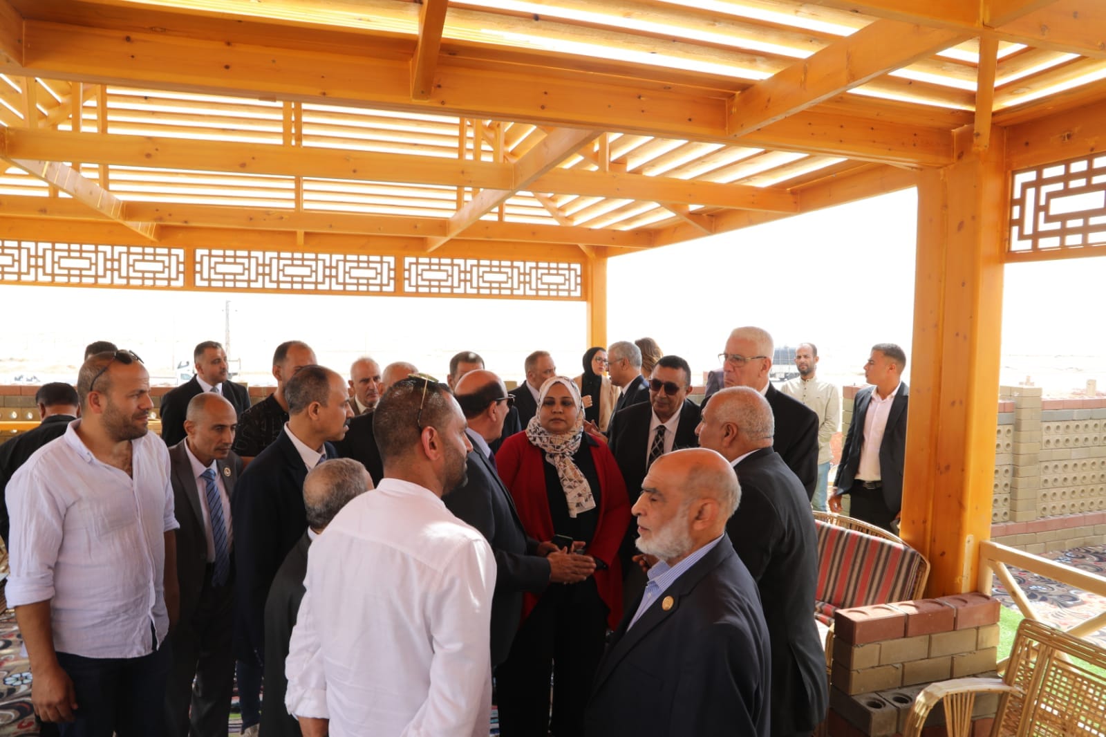 محافظ الوادي الجديد يستقبل المحافظين والقيادات التنفيذية السابقين.. احتفالًا بالعيد القومي الـ64