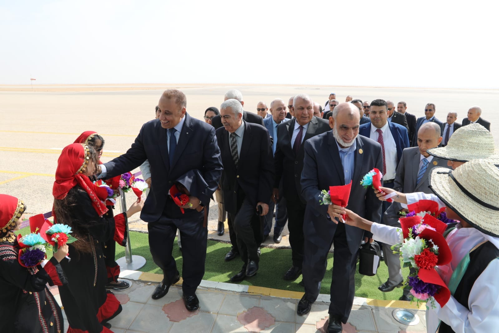 محافظ الوادي الجديد يستقبل المحافظين والقيادات التنفيذية السابقين.. احتفالًا بالعيد القومي الـ64