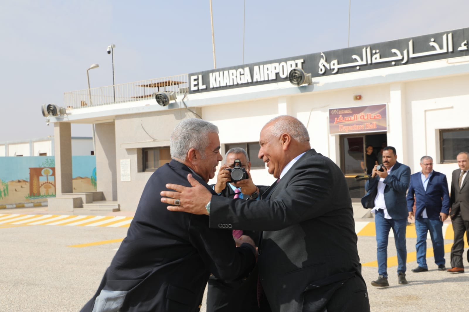 محافظ الوادي الجديد يستقبل المحافظين والقيادات التنفيذية السابقين.. احتفالًا بالعيد القومي الـ64