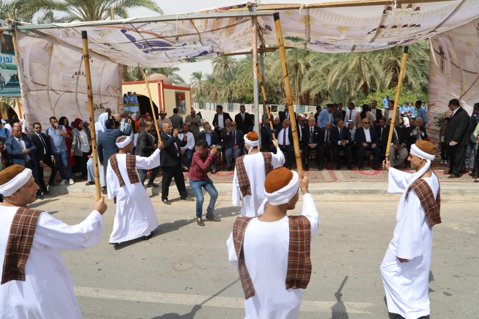 فرقة المنيا للفنون الشعبية تتألق قي احتفالات أكتوبر والعيد الوطني للوادي الجديد