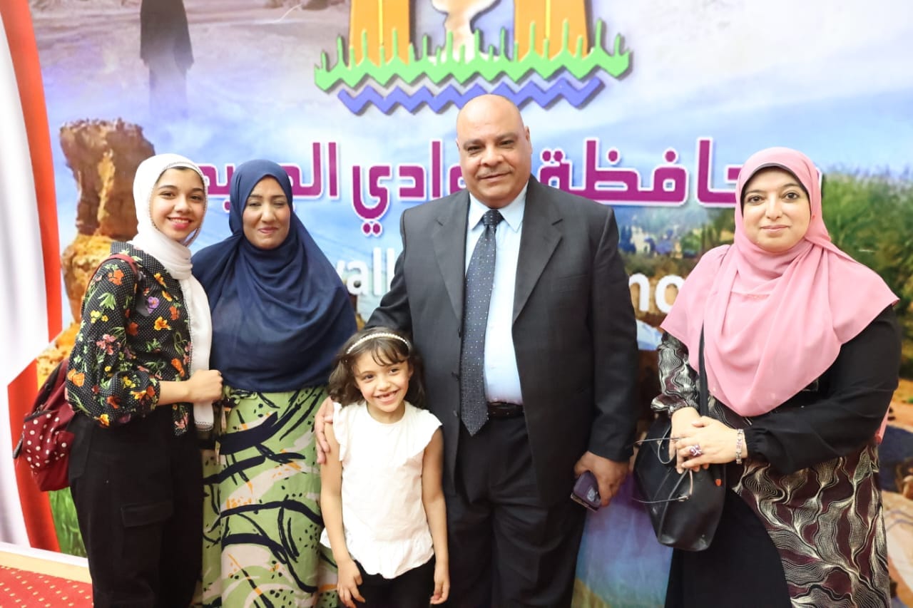 طلاب الوادي الجديد يشاركون احتفالات العيد القومي بأوبريت 