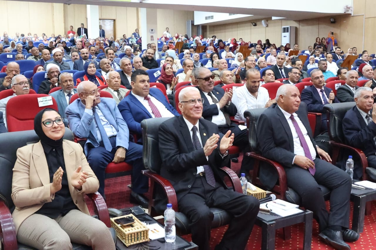 طلاب الوادي الجديد يشاركون احتفالات العيد القومي بأوبريت 