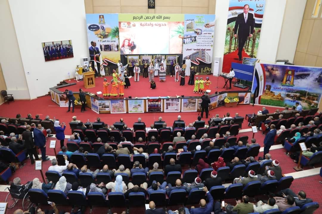 طلاب الوادي الجديد يشاركون احتفالات العيد القومي بأوبريت 