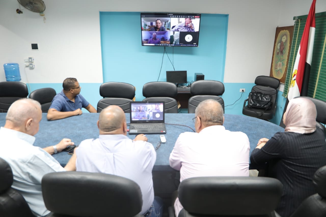 وكيل التعليم بالوادي الجديد يناقش الايجابيات والسلبيات ووضع الحلول المناسبة 