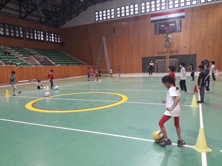 أبطال المشروع القومي للموهبة الحركيه يواصلون تدريباتهم بداخل الصالة المغطاة بجامعة أسيوط