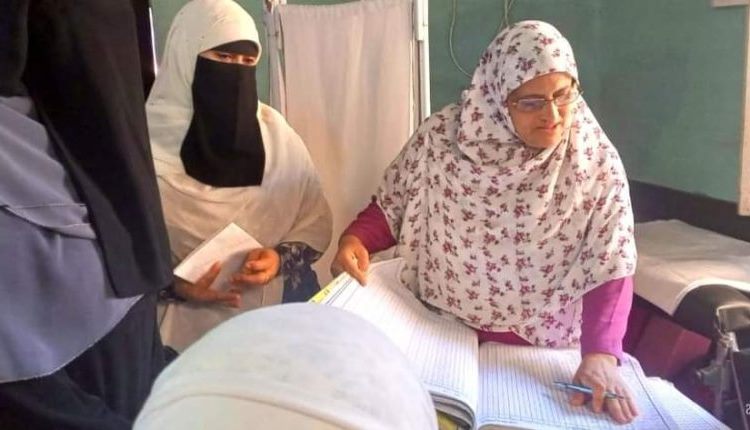 مدير الادارة الصحية بديروط يتابع ضبط الانتظام بالوحدة الصحية ببلاو