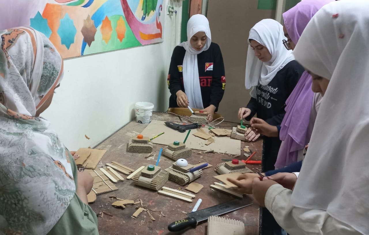 قصر ثقافة الطفل بالخارجة ينظم ورشة فنون تشكيلية لعمل تصميمات باستخدام الخشب