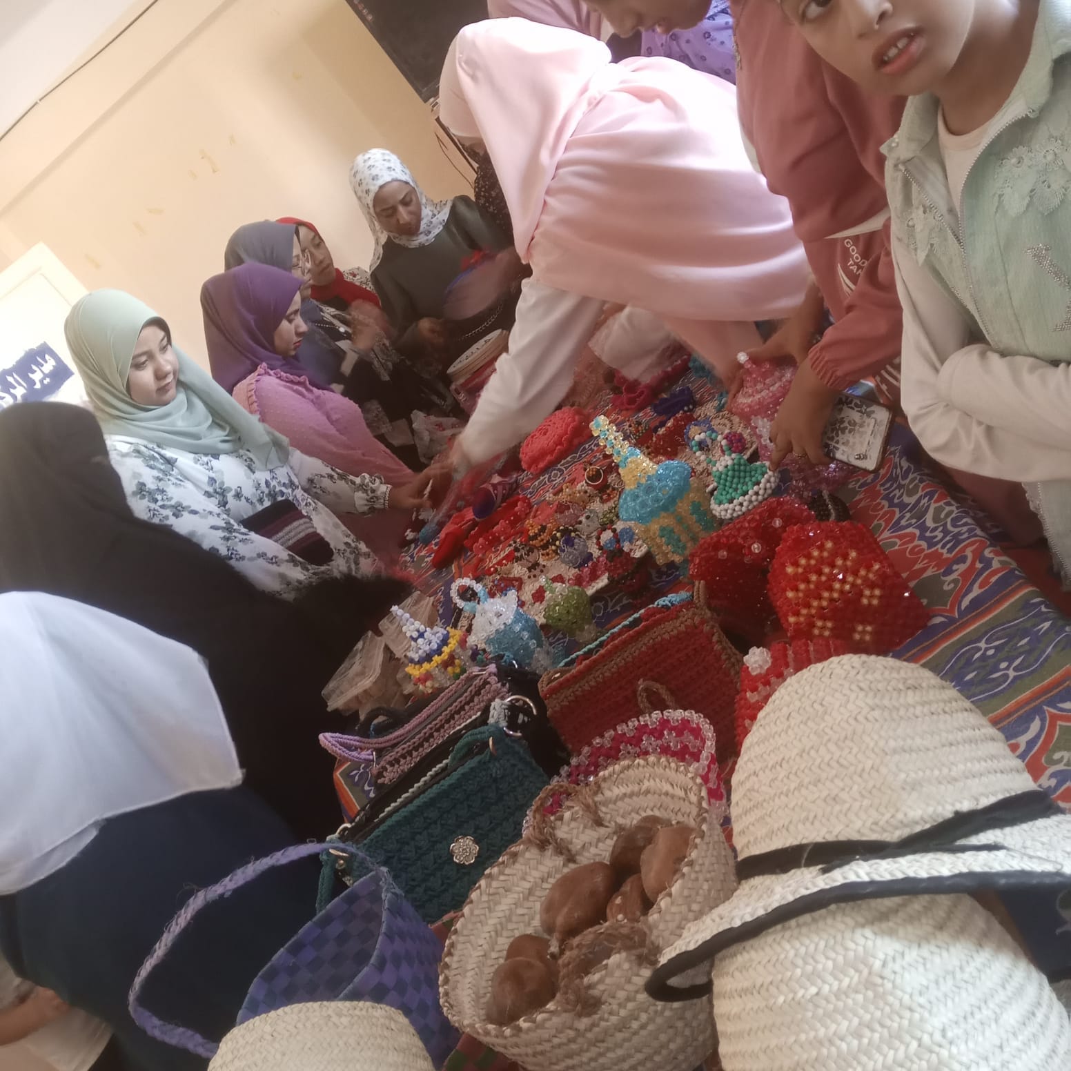  مركز شباب عدن بباريس ينظم معرض لتسويق منتجات الشباب الحرفية والتراثية