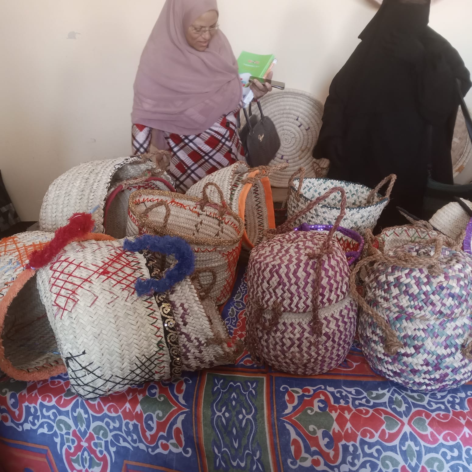  مركز شباب عدن بباريس ينظم معرض لتسويق منتجات الشباب الحرفية والتراثية