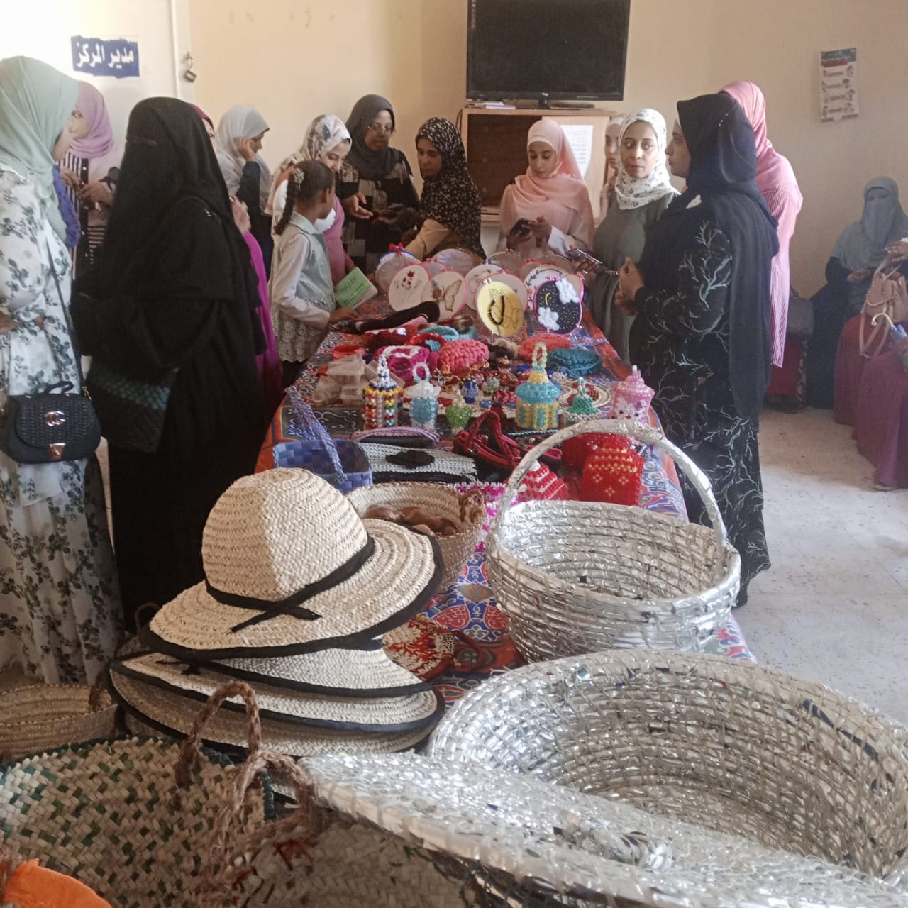  مركز شباب عدن بباريس ينظم معرض لتسويق منتجات الشباب الحرفية والتراثية