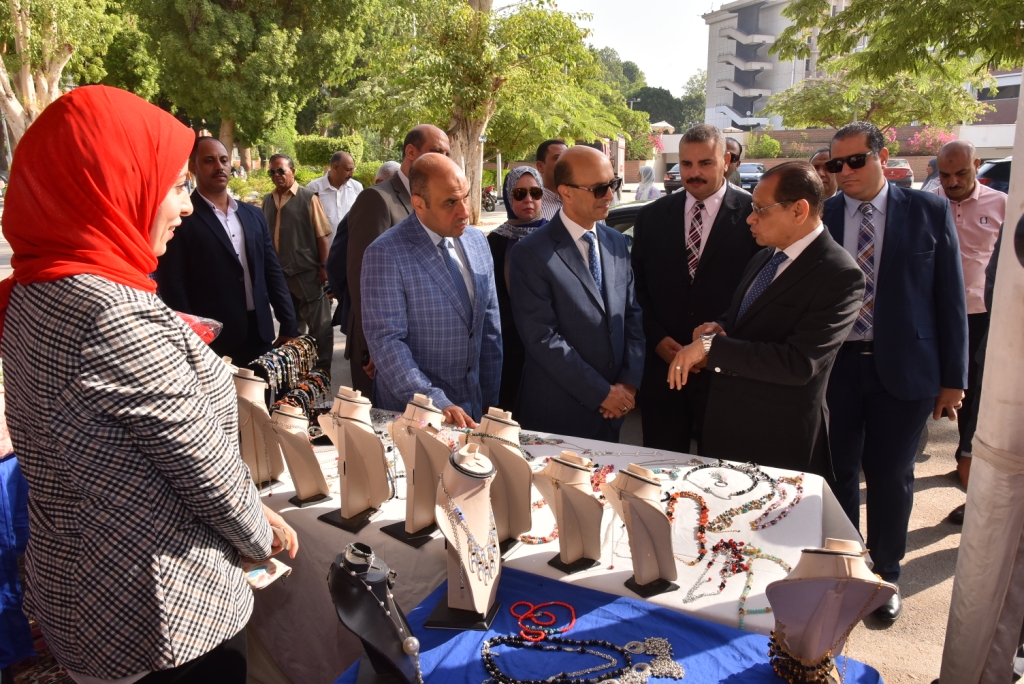 رئيس جامعة أسيوط يفتتح معرض مستلزمات المدارس والأسرة المصرية بداخل الجامعة
