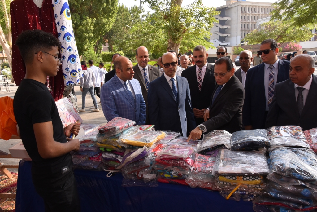 رئيس جامعة أسيوط يفتتح معرض مستلزمات المدارس والأسرة المصرية بداخل الجامعة