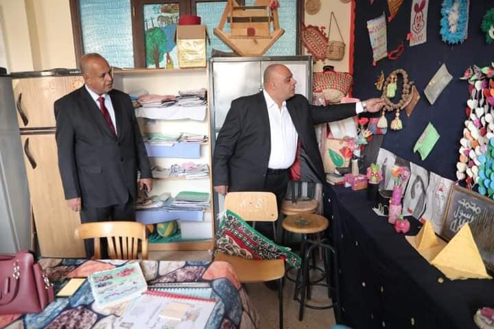 وكيل التعليم بالوادي الجديد يواصل جولاتة بمدرسة الشعراوي الثانوية ويمنح مكافأت مالية