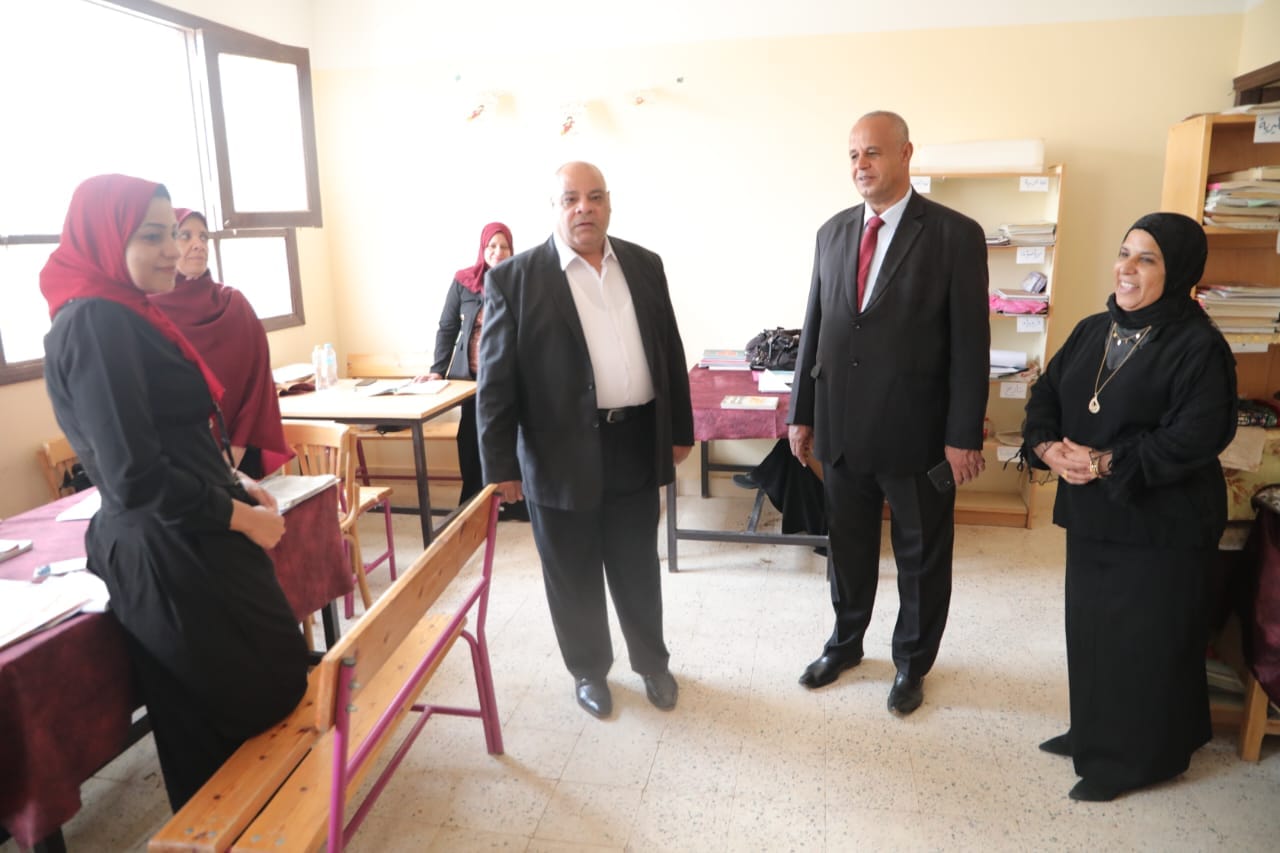 وكيل التعليم بالوادي الجديد يواصل جولاتة بمدرسة الشعراوي الثانوية ويمنح مكافأت مالية