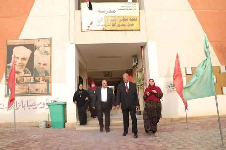 وكيل التعليم بالوادي الجديد يواصل جولاتة بمدرسة الشعراوي الثانوية ويمنح مكافأت مالية