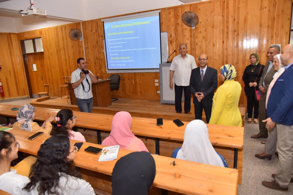 رئيس جامعة أسيوط يوجه بتزويد مستشفى طب الأسنان بكافة التجهيزات والمستلزمات اللازمة 