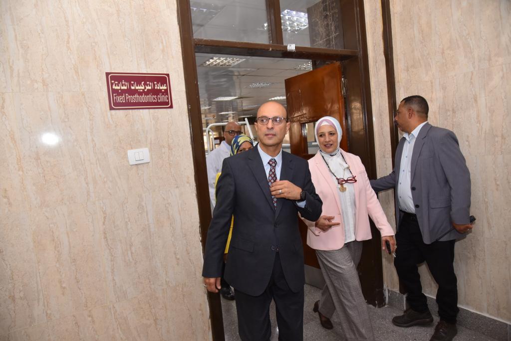 رئيس جامعة أسيوط يوجه بتزويد مستشفى طب الأسنان بكافة التجهيزات والمستلزمات اللازمة 