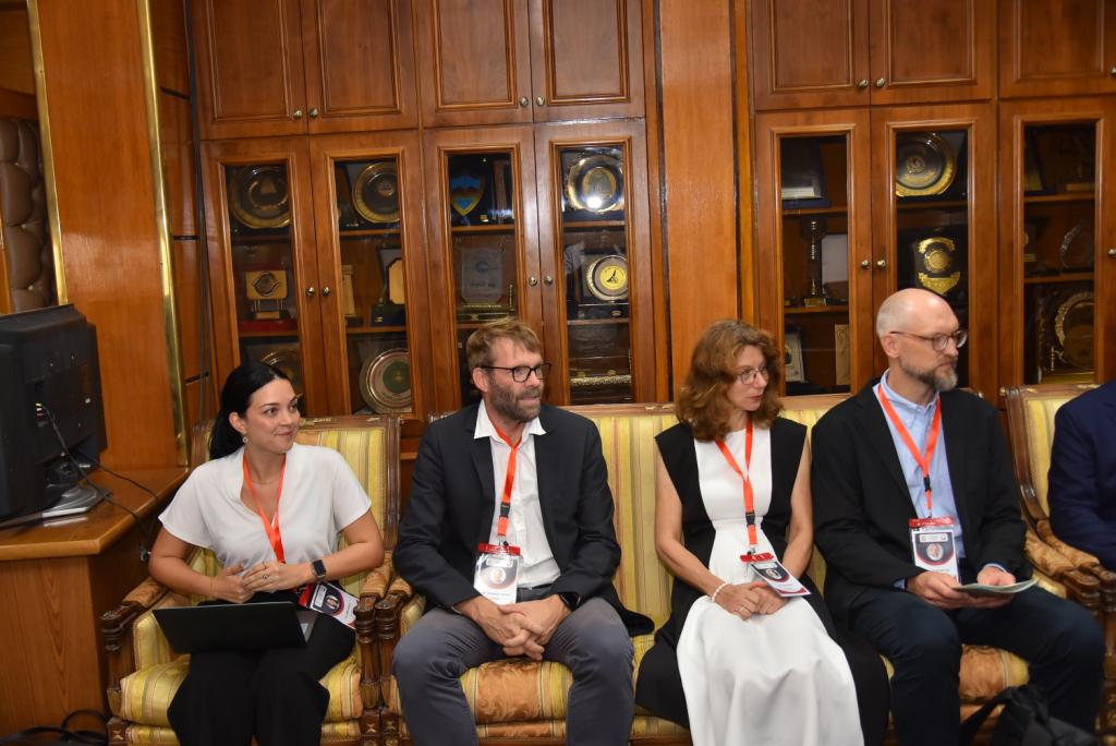 رئيس جامعة أسيوط يستقبل وفد الهيئة الألمانية للاعتماد الدولي لبرامج كلية التمريض