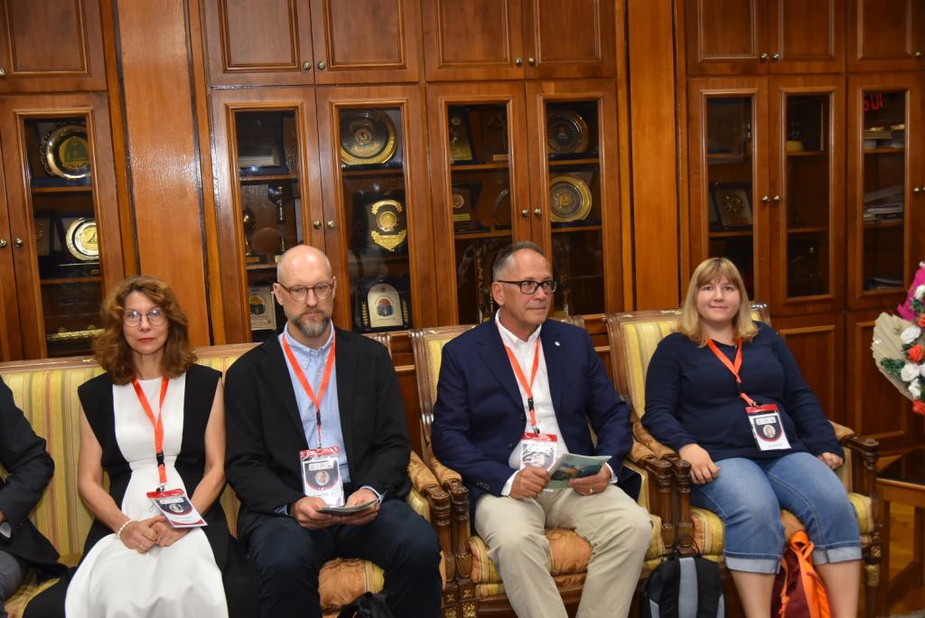 رئيس جامعة أسيوط يستقبل وفد الهيئة الألمانية للاعتماد الدولي لبرامج كلية التمريض