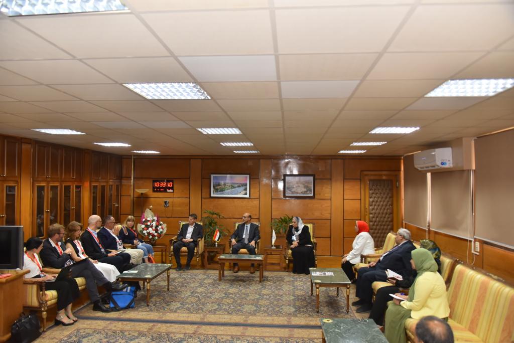 رئيس جامعة أسيوط يستقبل وفد الهيئة الألمانية للاعتماد الدولي لبرامج كلية التمريض