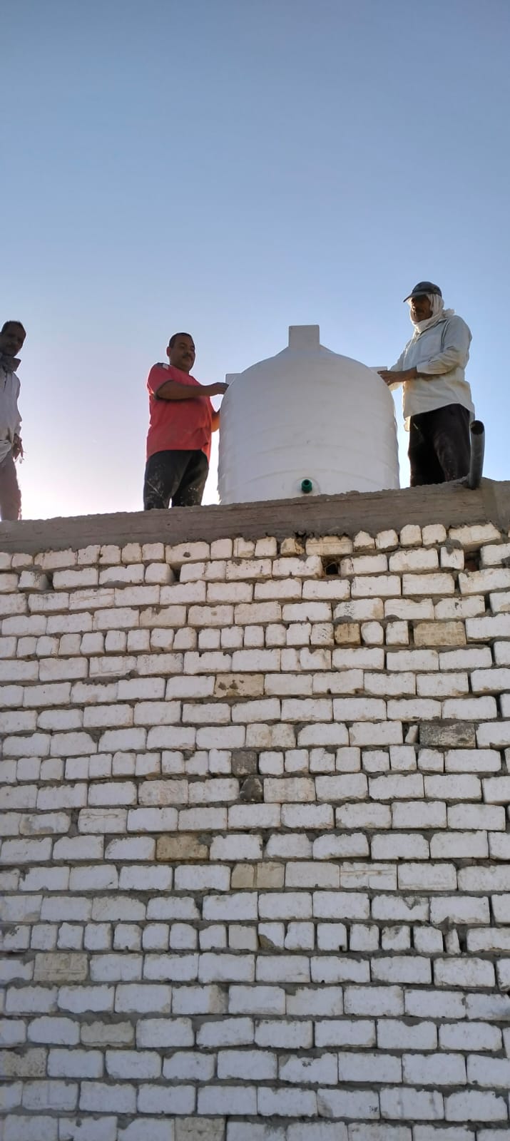 إحلال وتجديد ورفع كفاءة خزانات الصرف الصحي بقرى مركز الفرافرة