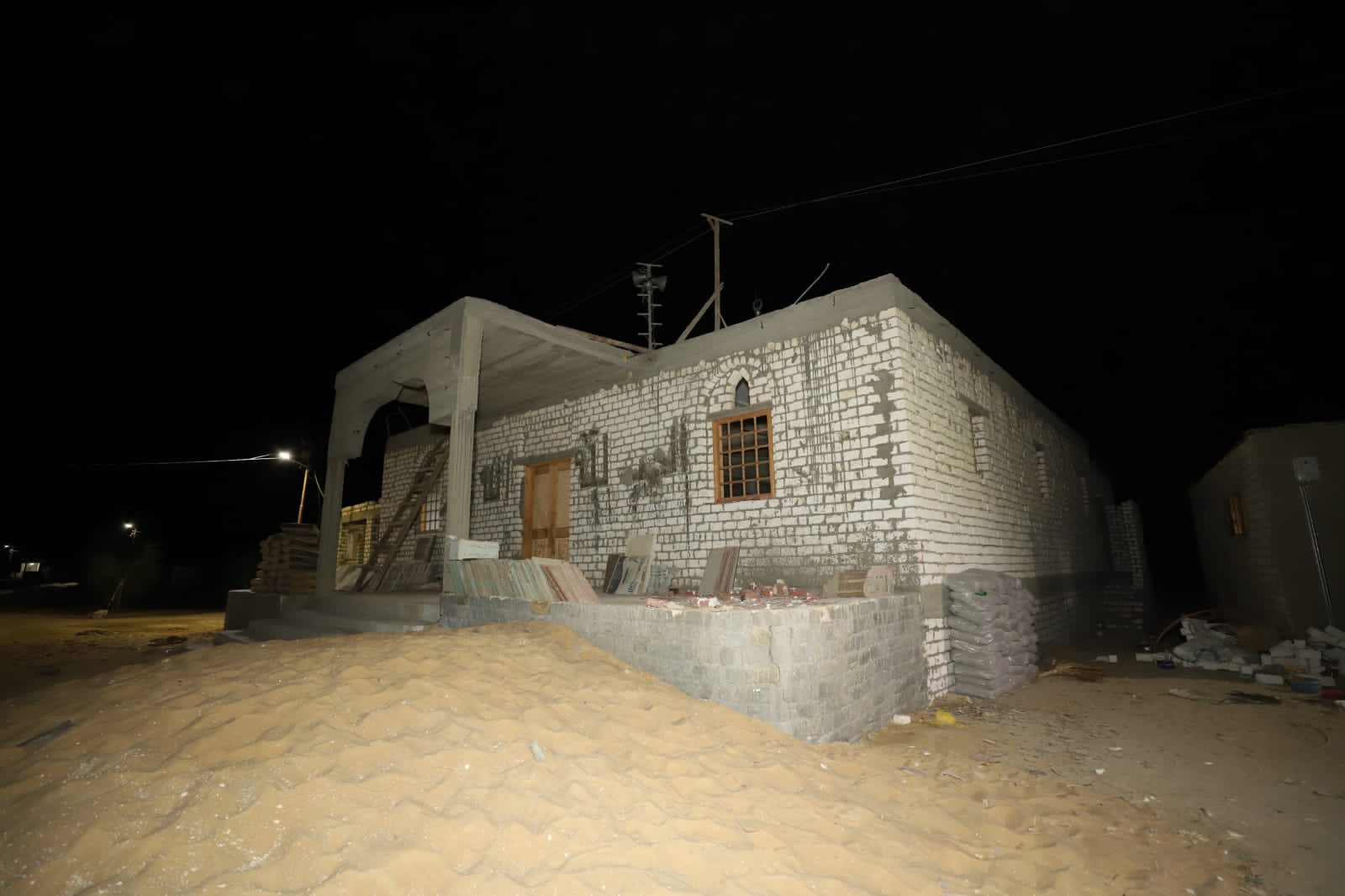 إحلال وتجديد ورفع كفاءة خزانات الصرف الصحي بقرى مركز الفرافرة