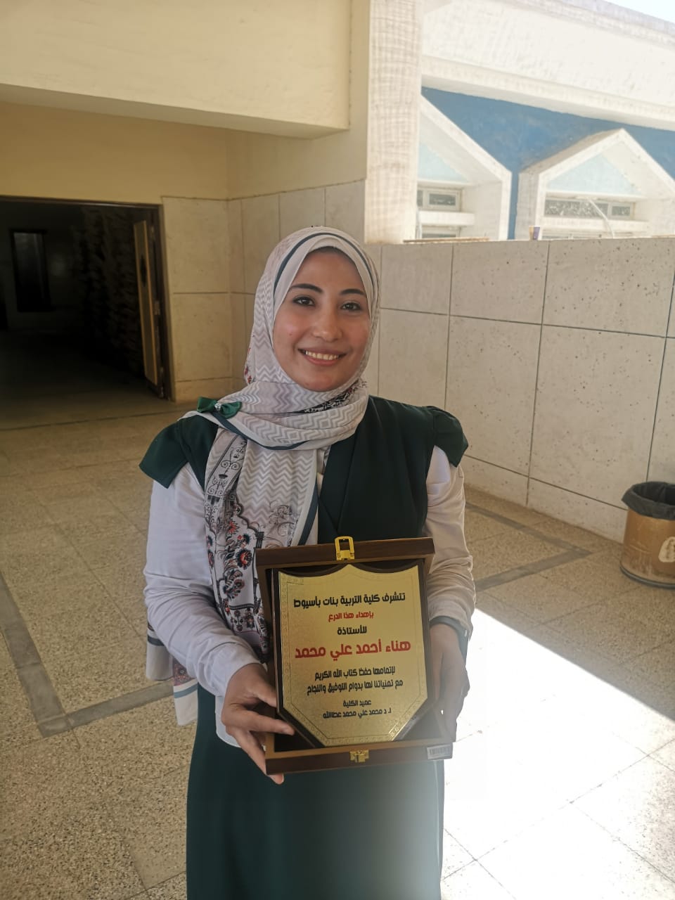 نائب رئيس جامعة الأزهر للوجة القبلي يكرم أوائل الطالبات بكلية التربية بنات