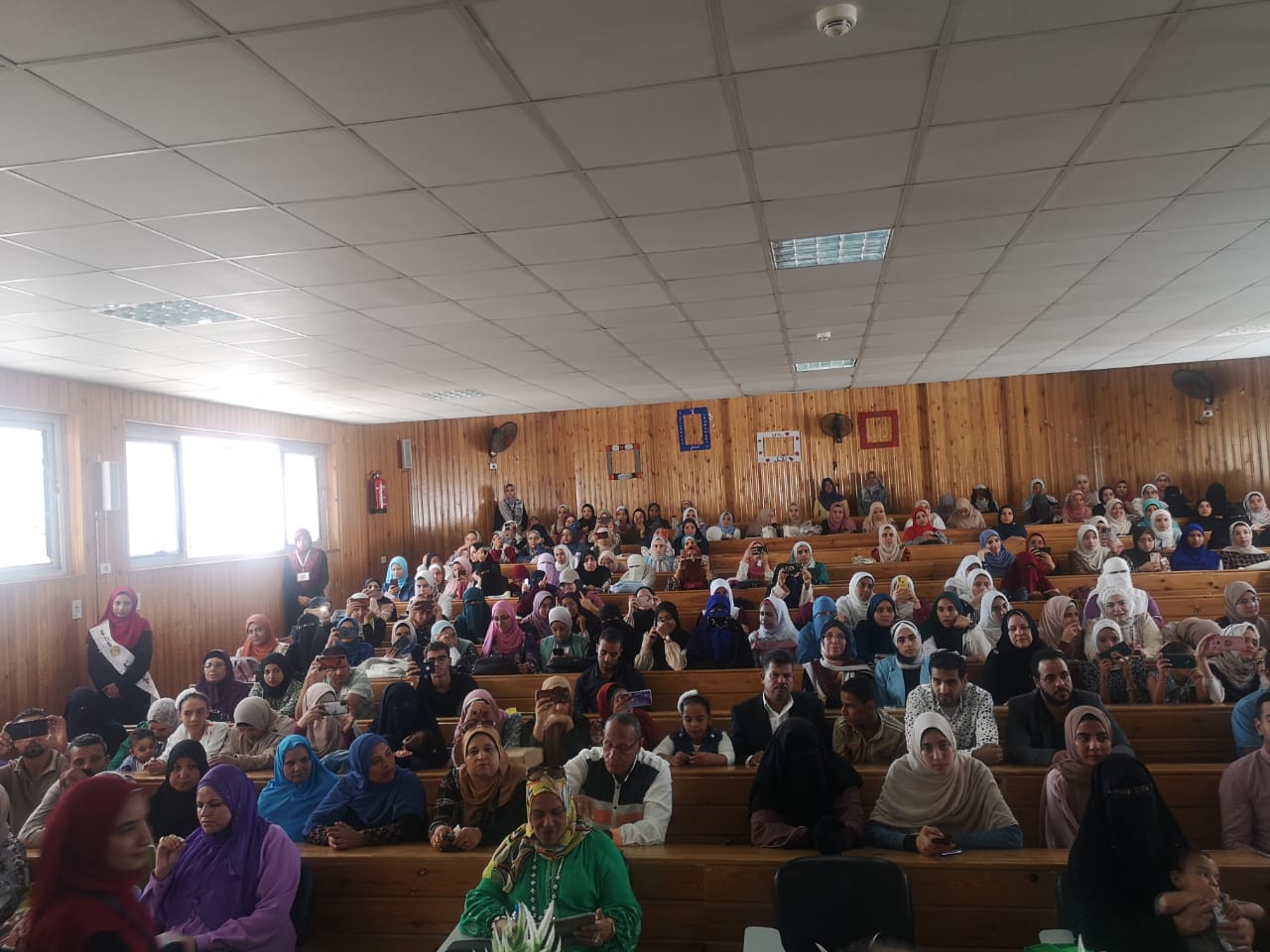 نائب رئيس جامعة الأزهر للوجة القبلي يكرم أوائل الطالبات بكلية التربية بنات