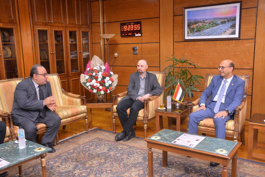 رئيس جامعة اسيوط يستقبل خبيراً بجامعة فنلندا لبحث سبل التعاون العلمي الدولي
