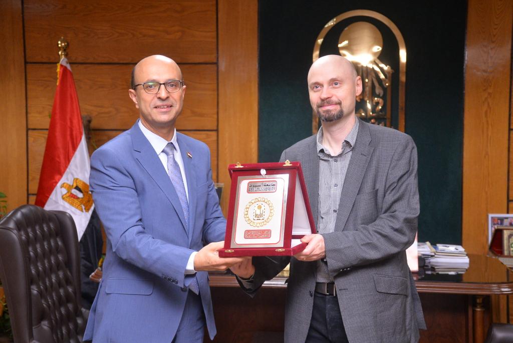 رئيس جامعة اسيوط يستقبل خبيراً بجامعة فنلندا لبحث سبل التعاون العلمي الدولي