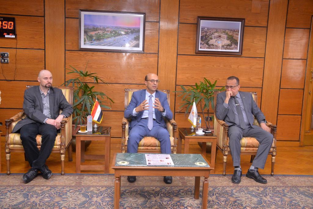 رئيس جامعة اسيوط يستقبل خبيراً بجامعة فنلندا لبحث سبل التعاون العلمي الدولي