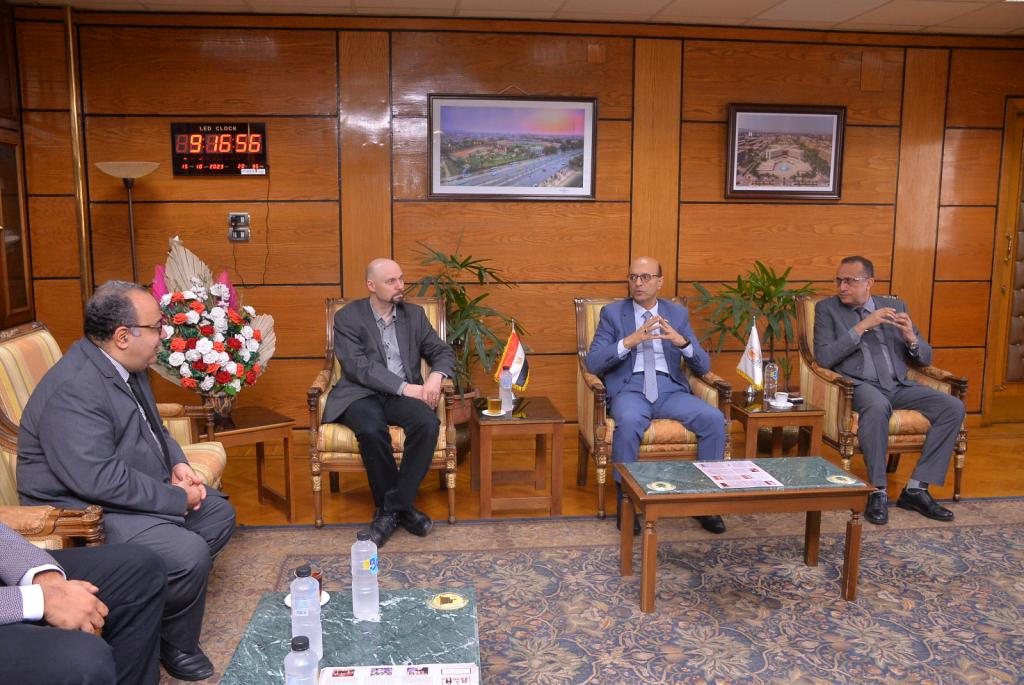 رئيس جامعة اسيوط يستقبل خبيراً بجامعة فنلندا لبحث سبل التعاون العلمي الدولي