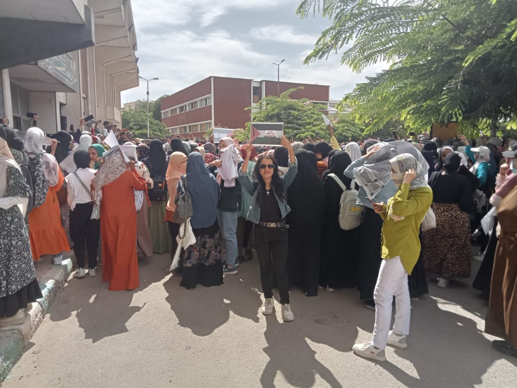 مظاهرات حاشدة بجامعة اسيوط والطلاب ينتفضون ضد الاحتلال الاسرائيلي ودعما للقضية الفلسطينية
