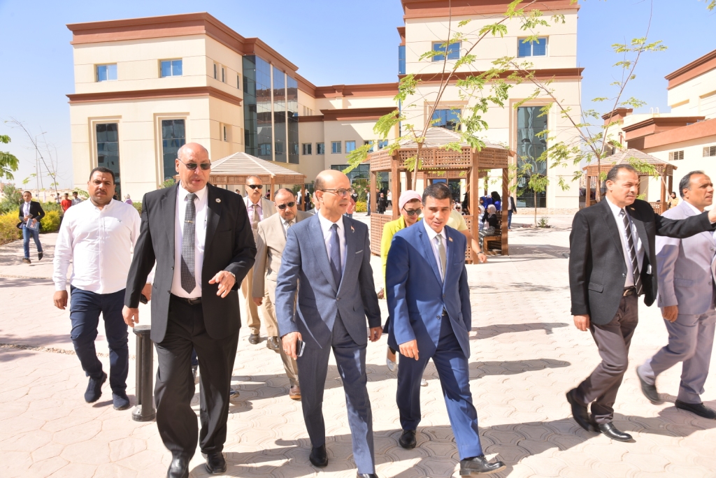 رئيس جامعة أسيوط يتفقد جامعة أسيوط الجديدة التكنولوجية