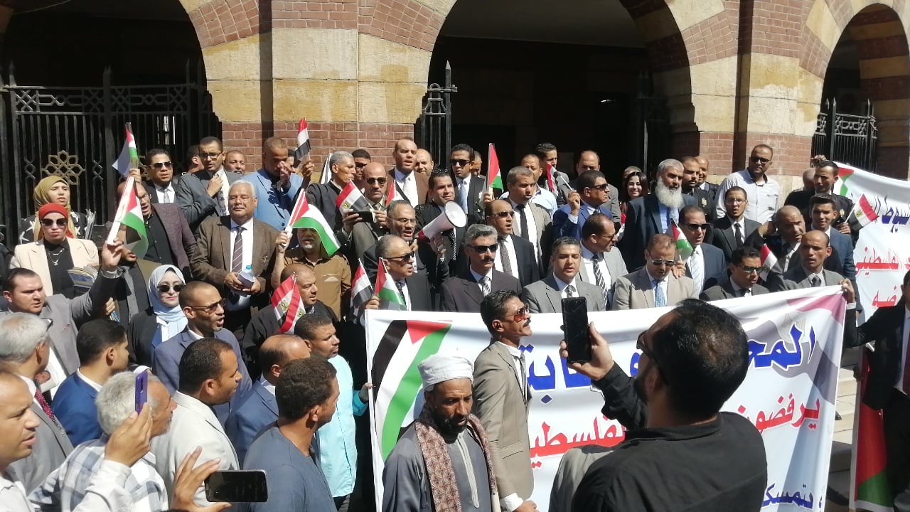 وقفة احتجاجهم للمحامين بمجمع محاكم أسيوط دعما للشعب الفلسطيني