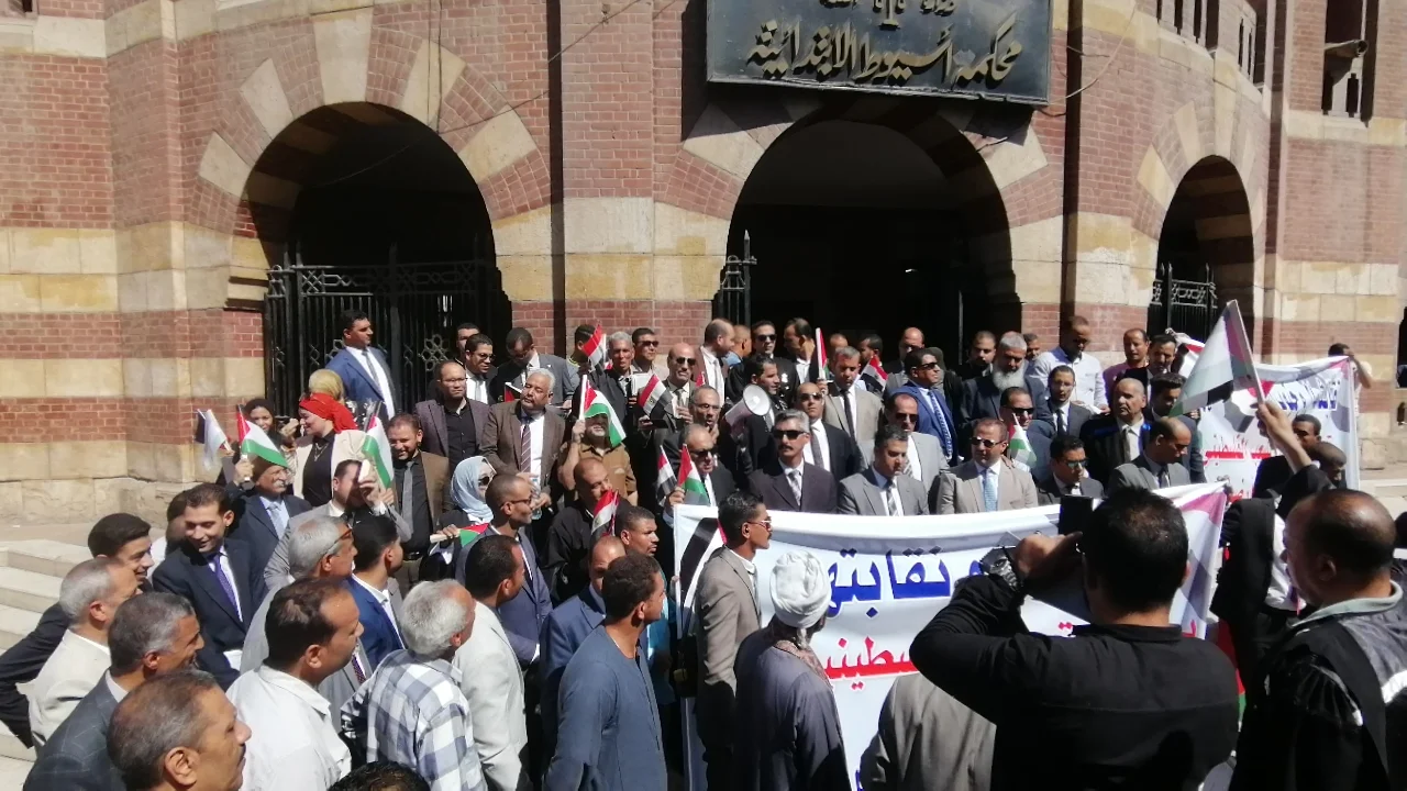 وقفة احتجاجهم للمحامين بمجمع محاكم أسيوط دعما للشعب الفلسطيني