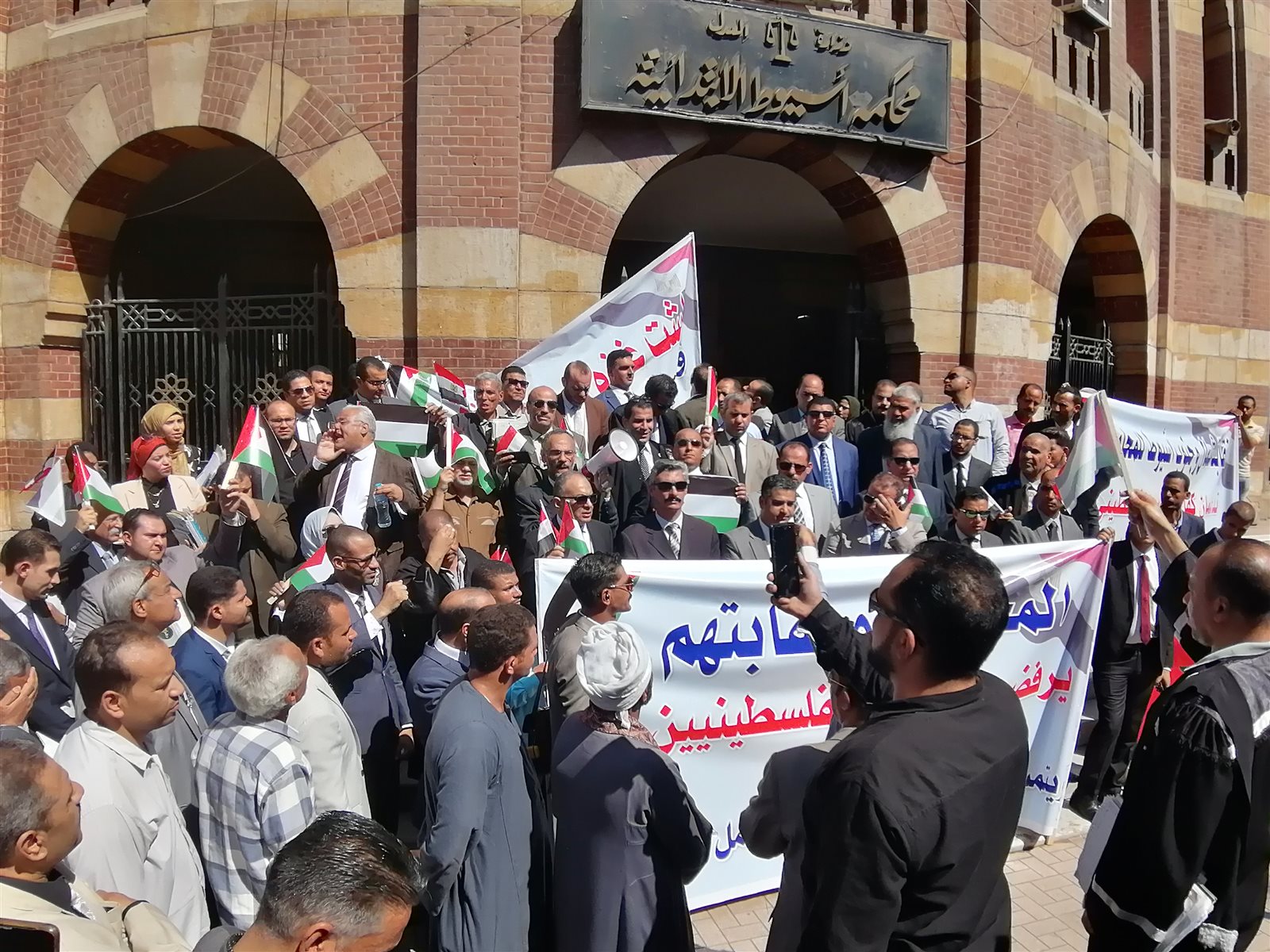 وقفة احتجاجهم للمحامين بمجمع محاكم أسيوط دعما للشعب الفلسطيني