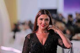 جرأة مي عمر تعدت الحدود.. غطت ما بين ساقيها بيديها فقط! - وطن | يغرد خارج  السرب