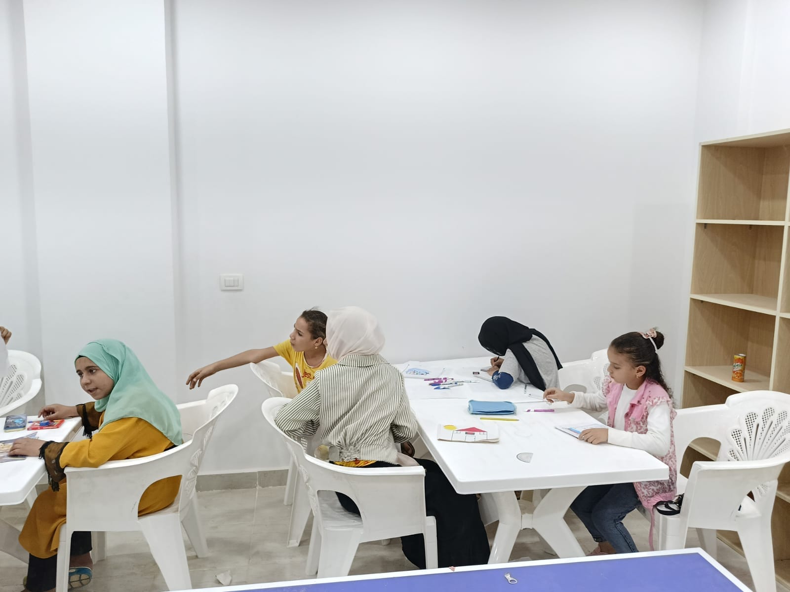 مركز شباب ابو هريرة بالفرافرة ينظم ورشة لتعليم الشباب فنون الأعمال التشكيلية