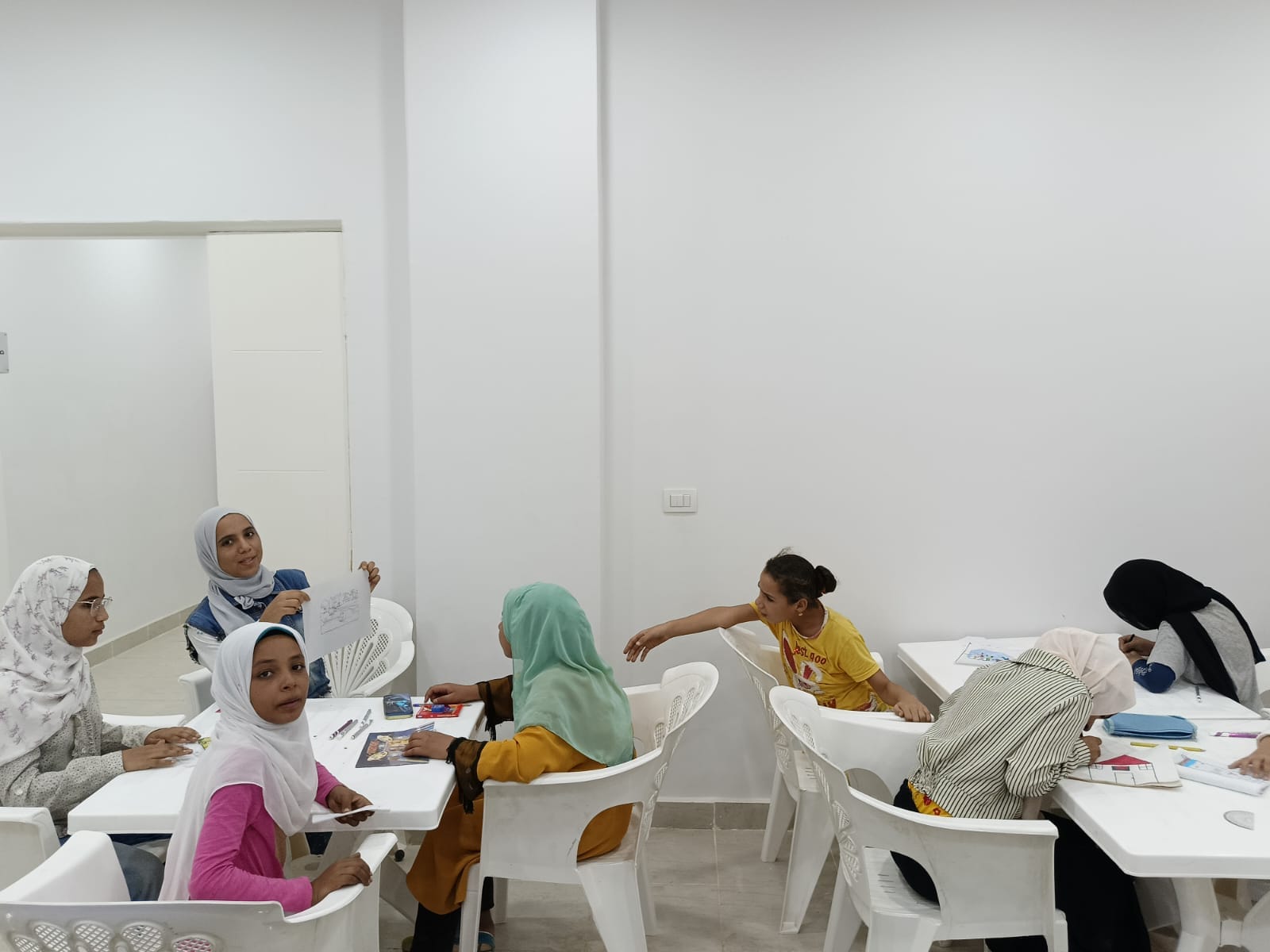 مركز شباب ابو هريرة بالفرافرة ينظم ورشة لتعليم الشباب فنون الأعمال التشكيلية