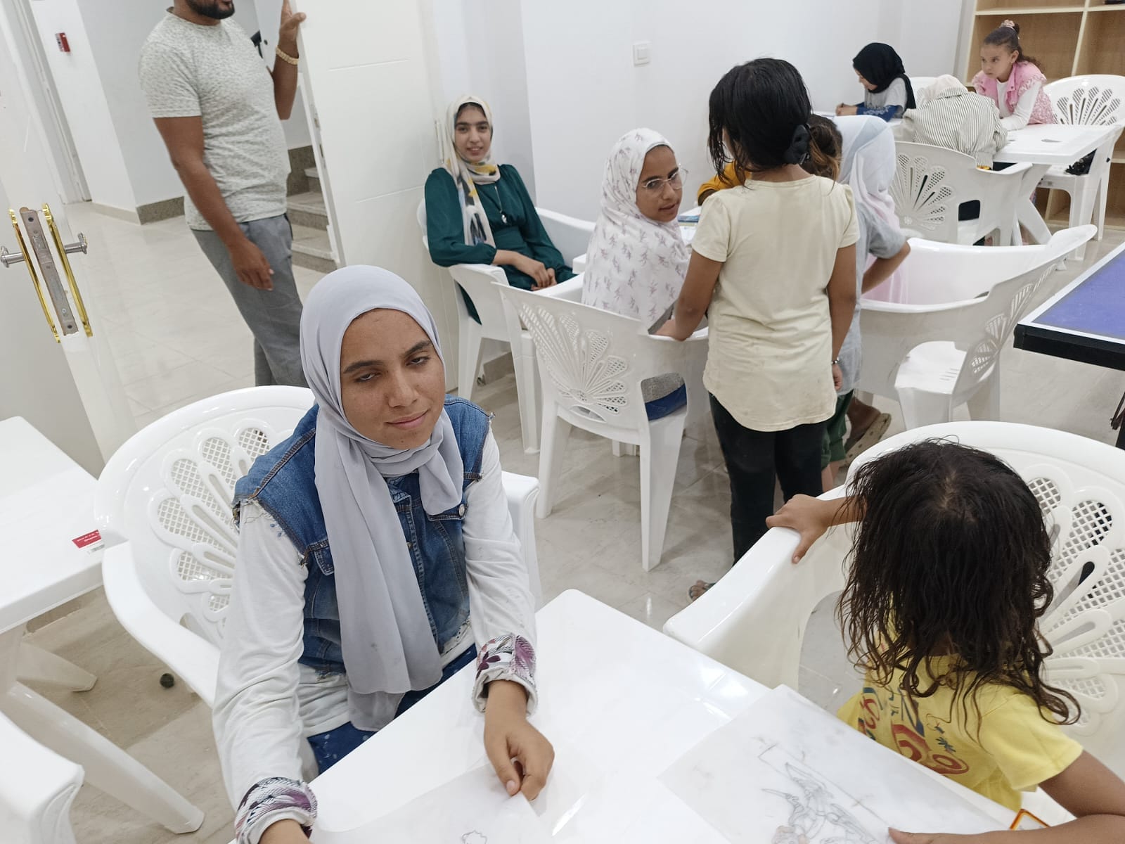 مركز شباب ابو هريرة بالفرافرة ينظم ورشة لتعليم الشباب فنون الأعمال التشكيلية